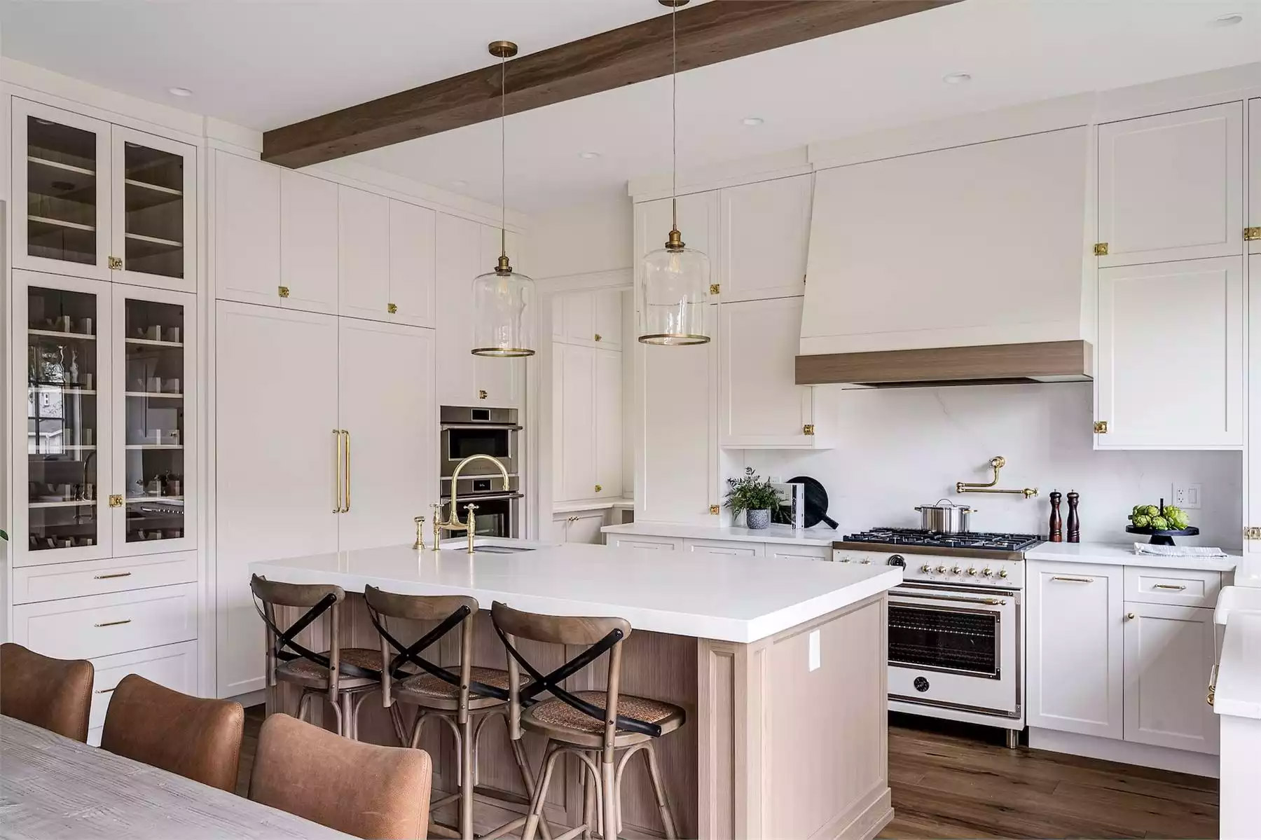 Contemporary kitchen design in Montreal featuring custom cabinetry and stone countertops