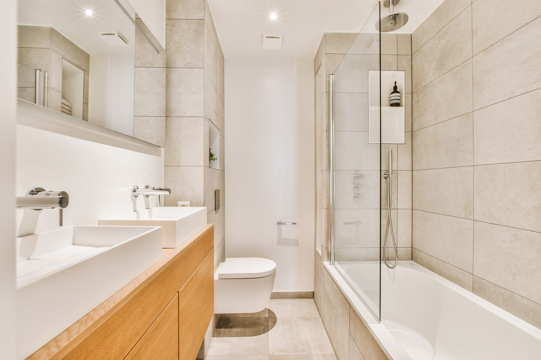 Bathroom design Montreal featuring a custom ensuite with natural stone finishes