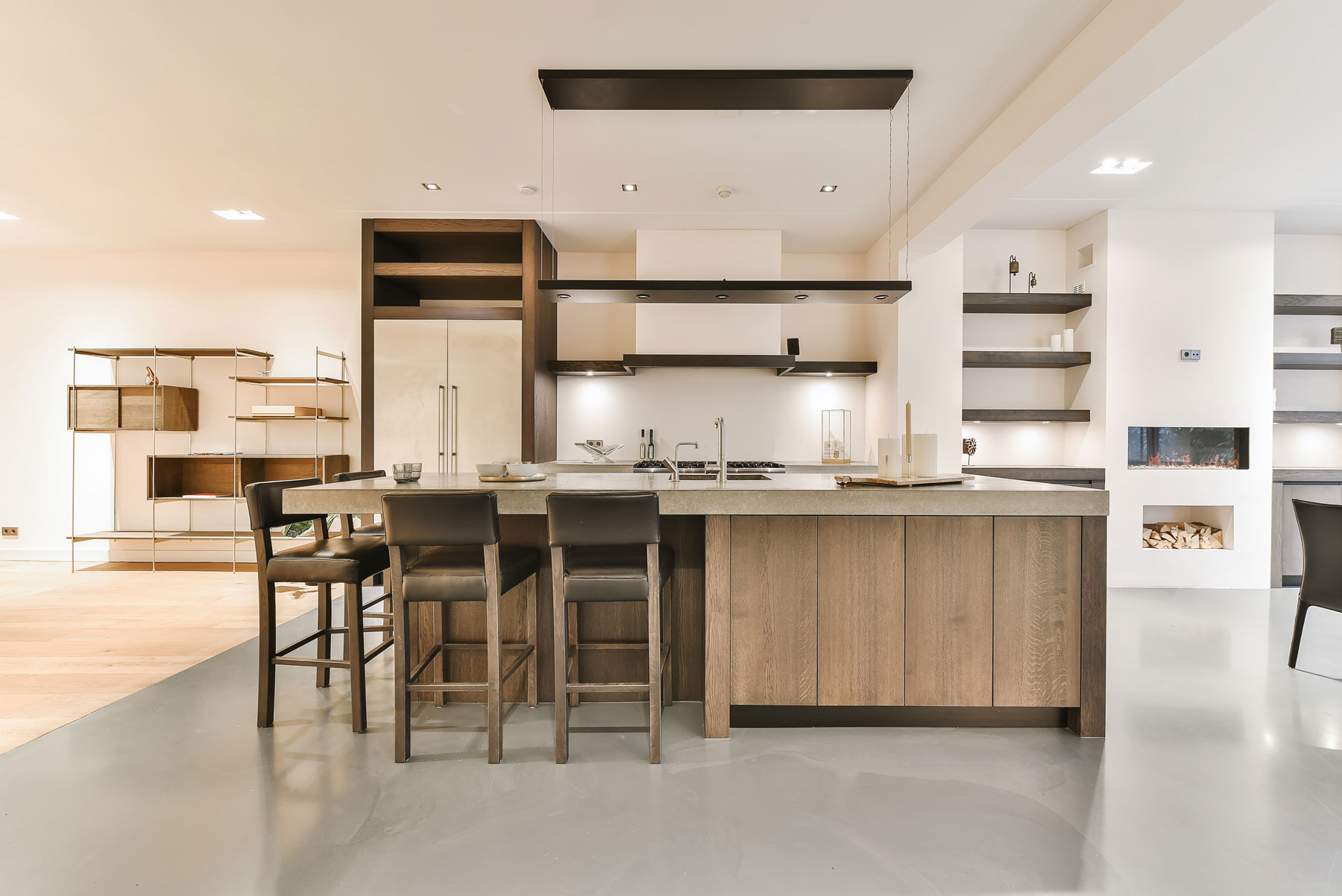 Minimalist kitchen renovation Montreal featuring handleless cabinetry